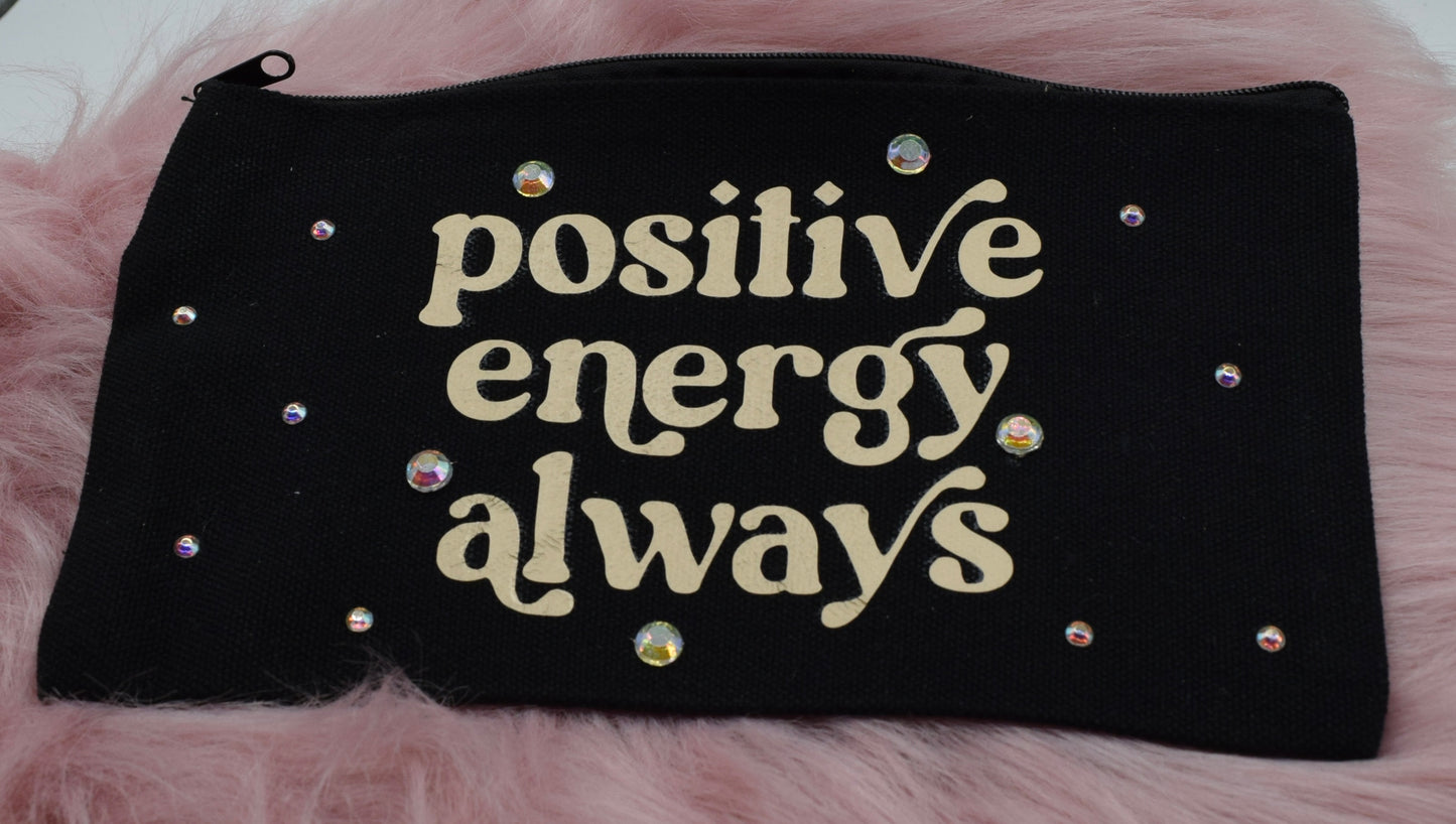 Kosmetiktasche „Positive Energy Always“ – Handgemachte Make-up Tasche mit Glitzersteinen – Inspirierende Geschenkidee