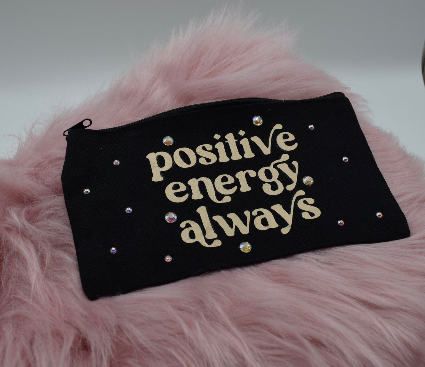 Kosmetiktasche „Positive Energy Always“ – Handgemachte Make-up Tasche mit Glitzersteinen – Inspirierende Geschenkidee