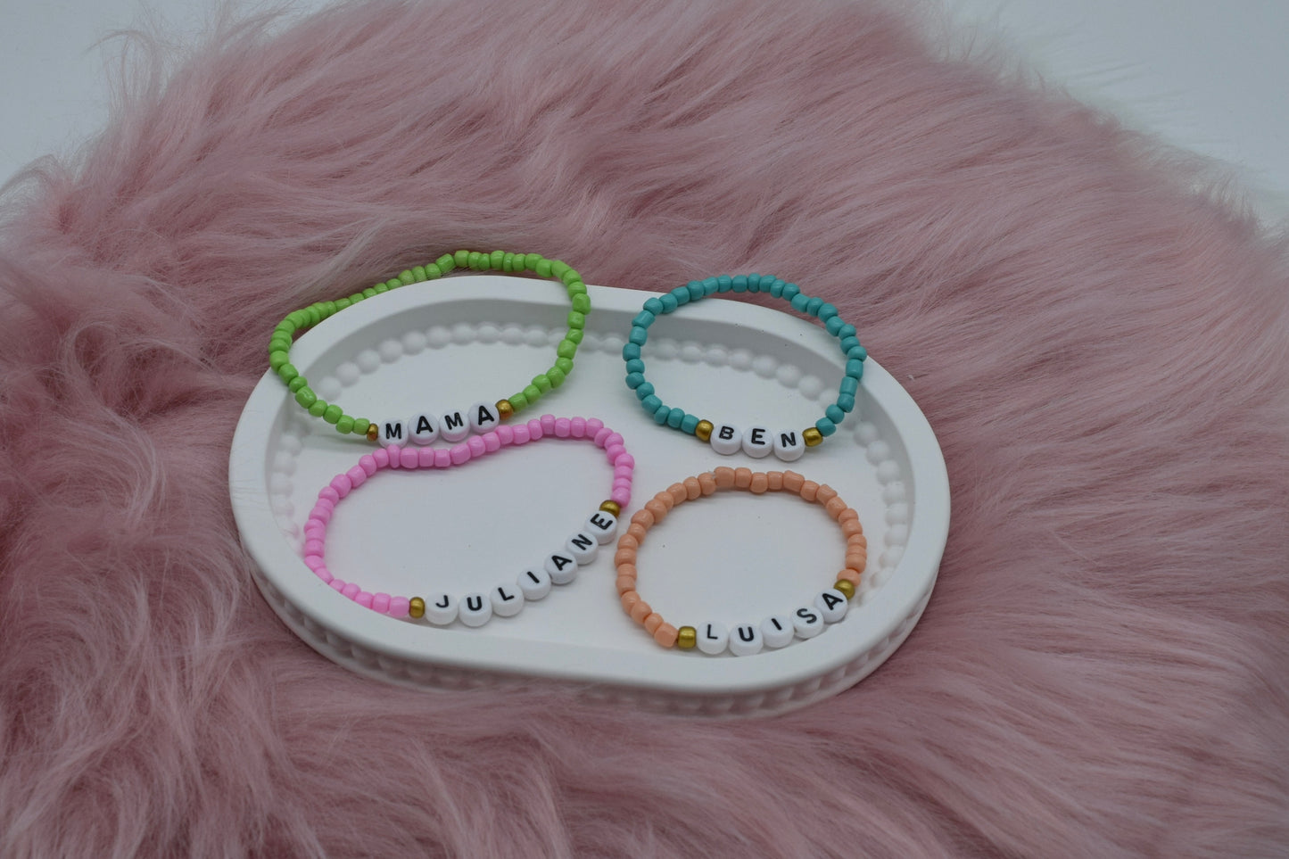 Personalisiertes Perlenarmband – Individuelle Namensarmbänder für Kinder & Erwachsene – Geschenkidee Familie