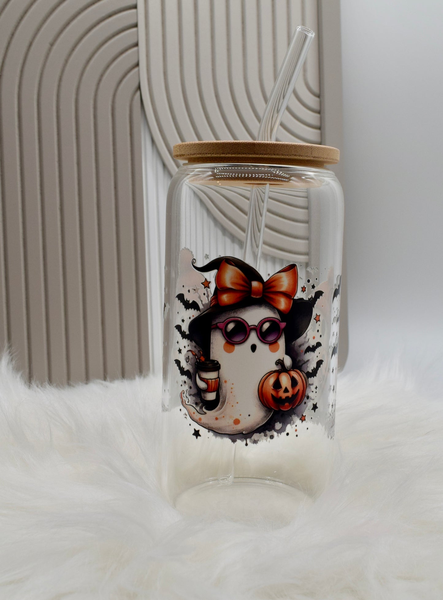 Halloween Glas mit Deckel & Strohhalm – Trinkglas mit drei süßen Geistern & Kürbissen