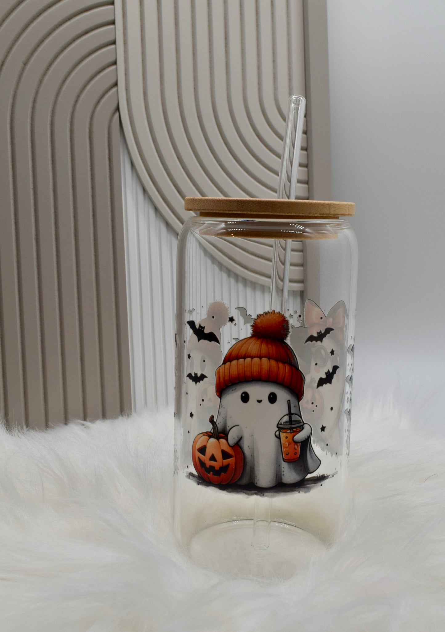 Halloween Glas mit Deckel & Strohhalm – Trinkglas mit drei süßen Geistern & Kürbissen