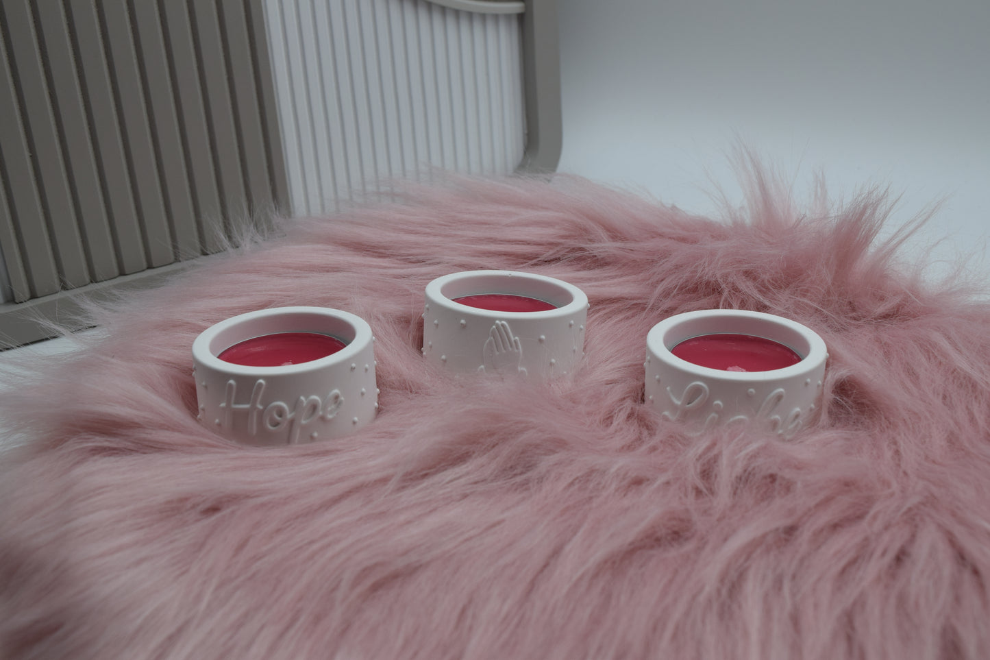 Teelichthalter 3er Set aus Gießpulver – mit „HOPE“, „LIEBE“ & Symbol gefaltete Hände – inkl. Teelichter