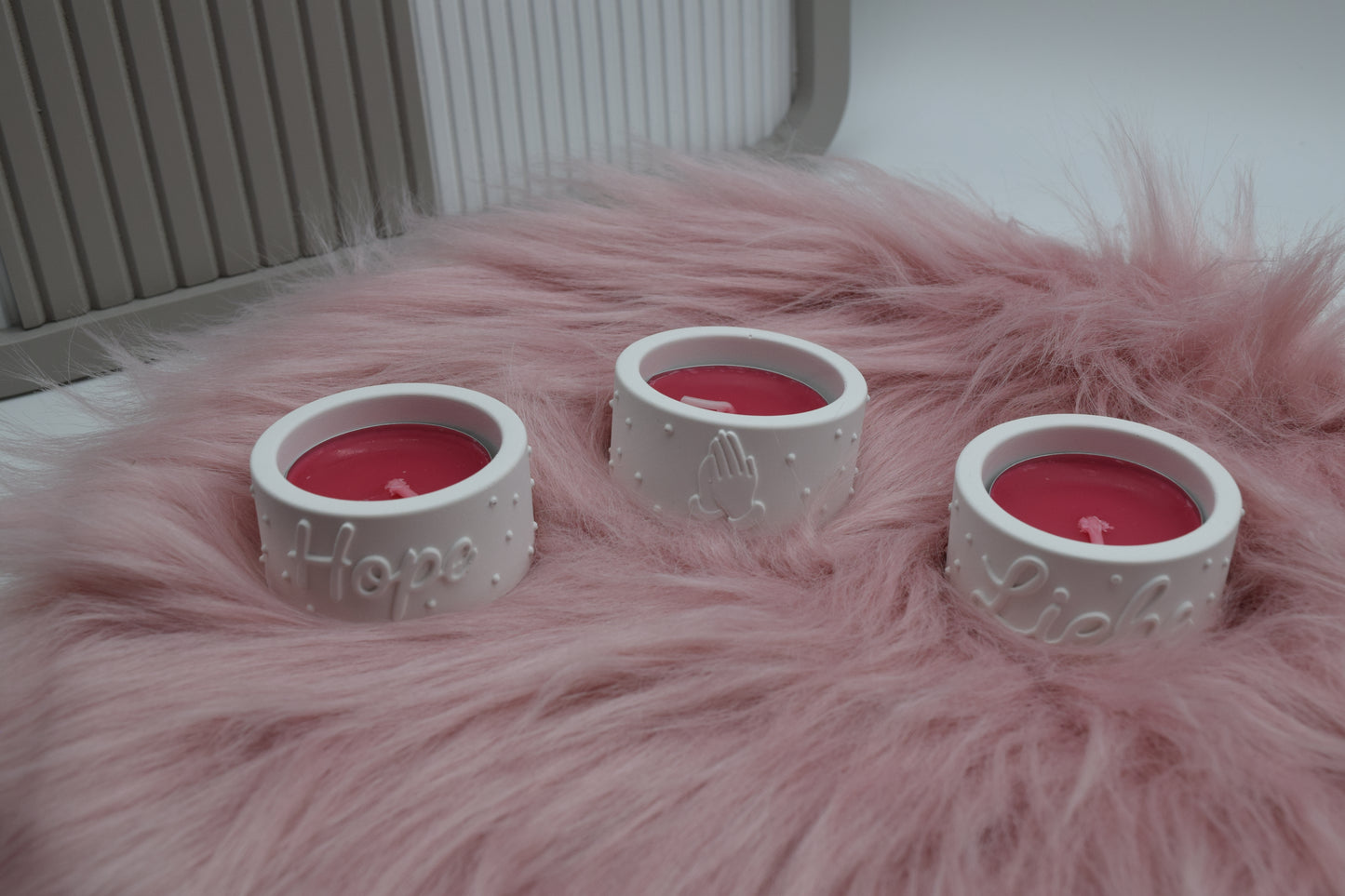 Teelichthalter 3er Set aus Gießpulver – mit „HOPE“, „LIEBE“ & Symbol gefaltete Hände – inkl. Teelichter