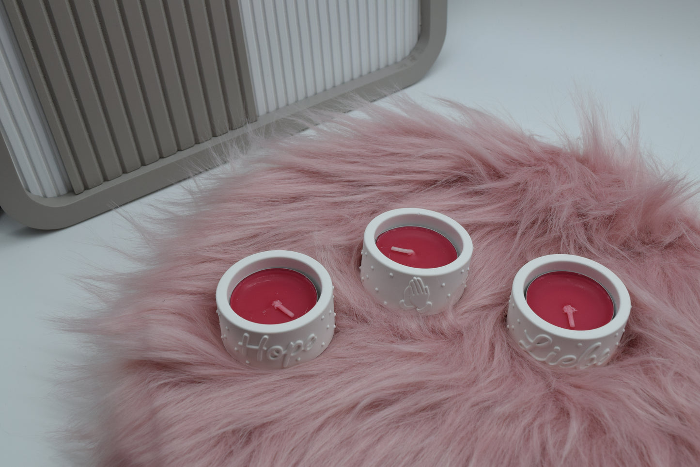 Teelichthalter 3er Set aus Gießpulver – mit „HOPE“, „LIEBE“ & Symbol gefaltete Hände – inkl. Teelichter