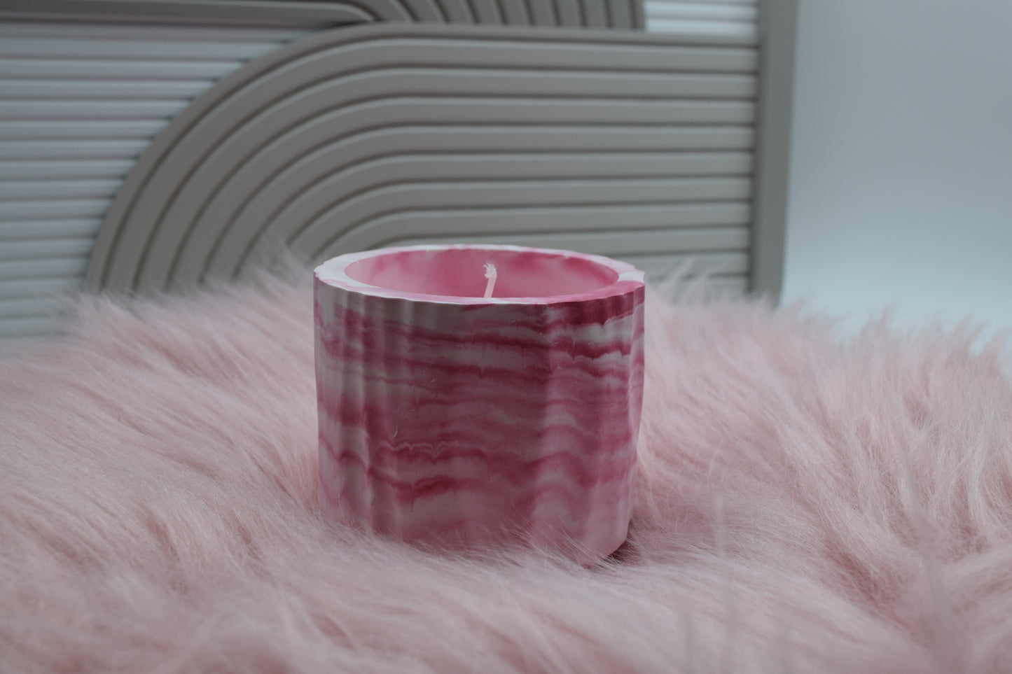 Kerze im rosa Marmor-Look – Handgemachte Kerze im Gießpulver-Gefäß | Geschenkidee & Wohnaccessoire