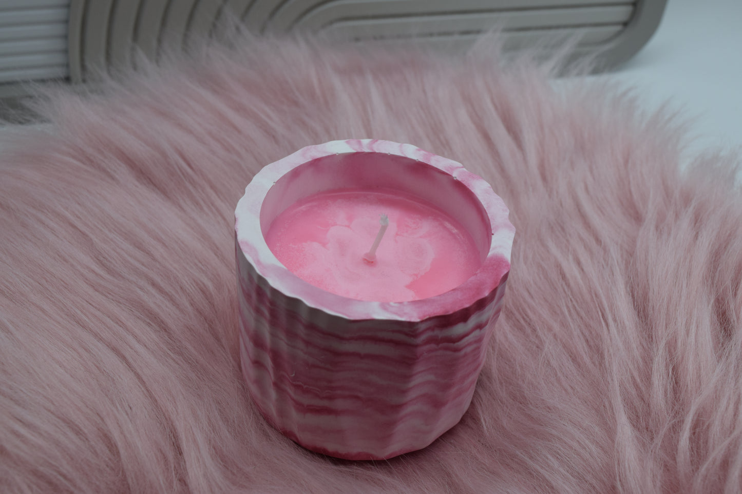 Kerze im rosa Marmor-Look – Handgemachte Kerze im Gießpulver-Gefäß | Geschenkidee & Wohnaccessoire