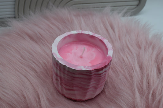 Kerze im rosa Marmor-Look – Handgemachte Kerze im Gießpulver-Gefäß | Geschenkidee & Wohnaccessoire