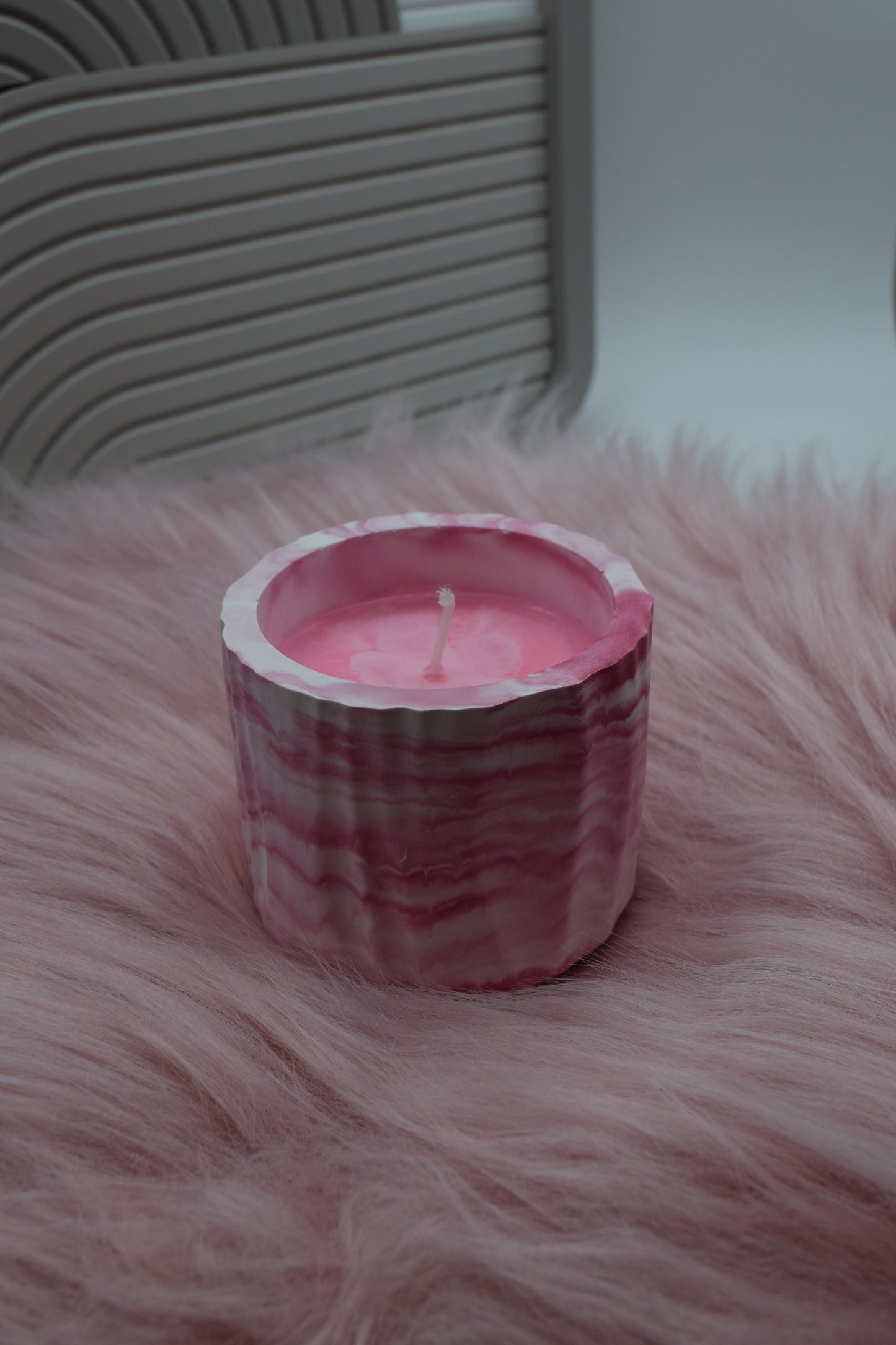 Kerze im rosa Marmor-Look – Handgemachte Kerze im Gießpulver-Gefäß | Geschenkidee & Wohnaccessoire