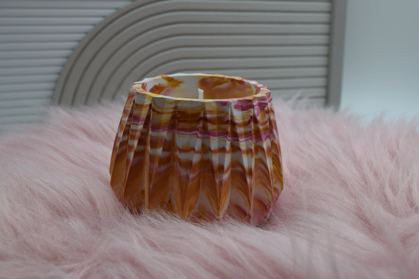 Kerze im bunten Marmor-Look – Handgemachte Kerze im strukturierten Gießpulver-Gefäß | Geschenkidee & Wohnaccessoire