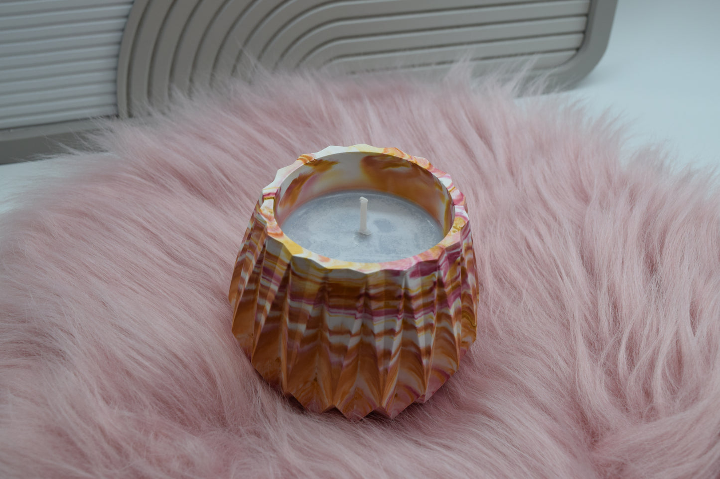 Kerze im bunten Marmor-Look – Handgemachte Kerze im strukturierten Gießpulver-Gefäß | Geschenkidee & Wohnaccessoire