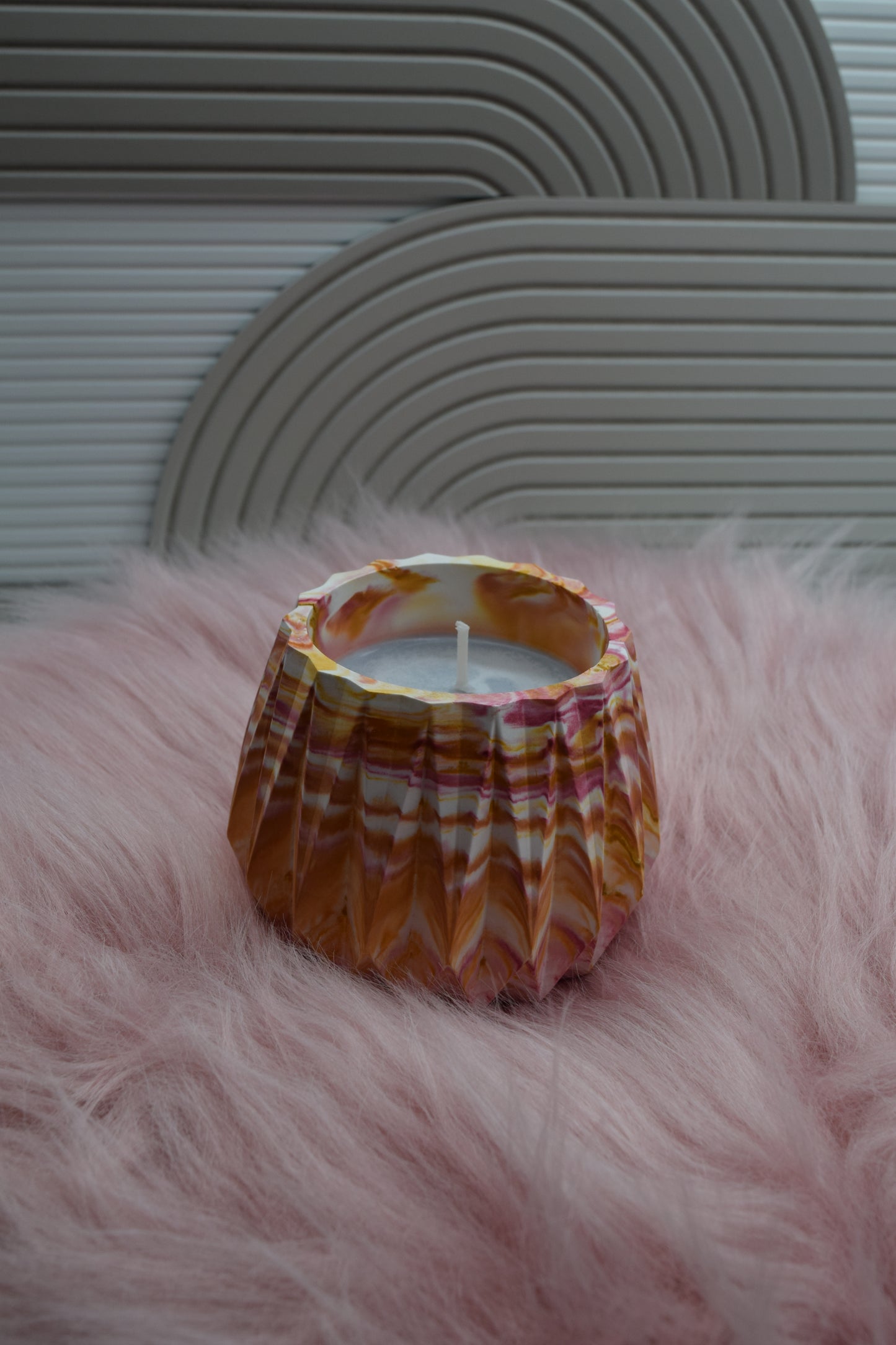 Kerze im bunten Marmor-Look – Handgemachte Kerze im strukturierten Gießpulver-Gefäß | Geschenkidee & Wohnaccessoire