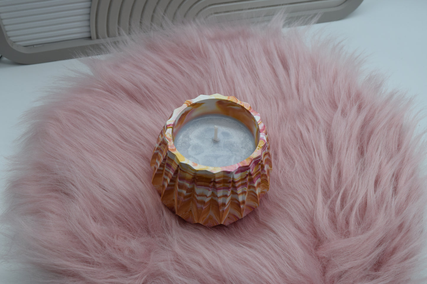 Kerze im bunten Marmor-Look – Handgemachte Kerze im strukturierten Gießpulver-Gefäß | Geschenkidee & Wohnaccessoire