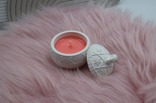 Weihnachtskugel-Kerze 🎄 Handgemachte Kerze im Schneeflocken-Gefäß aus Gießpulver mit Deckel