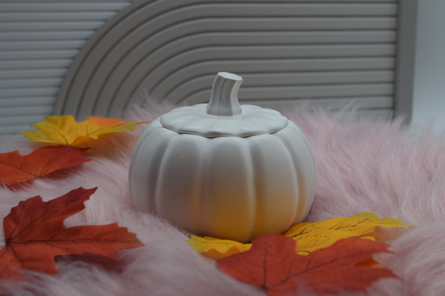 Kürbis-Kerze 🎃 Handgemachte Herbst- & Halloween-Kerze im Kürbisgefäß mit Deckel