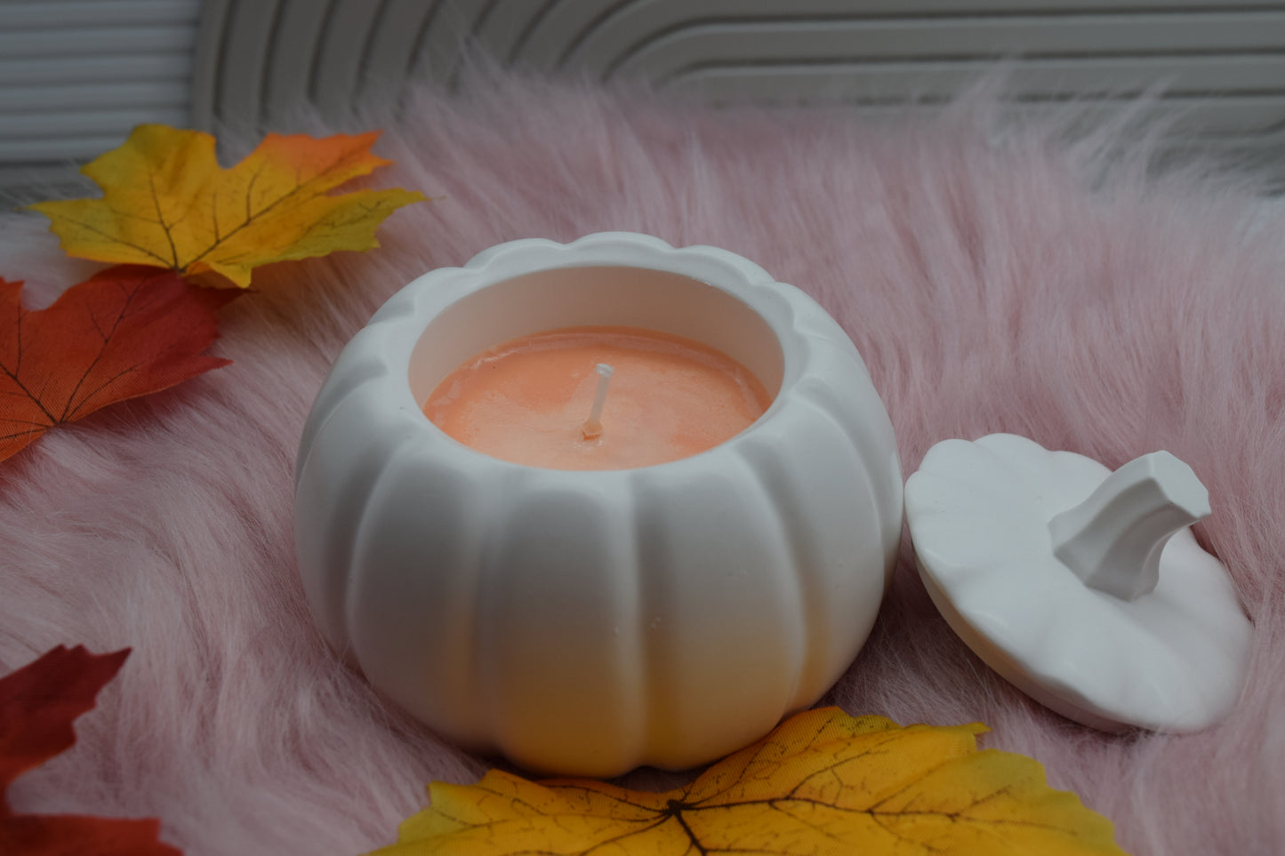 Kürbis-Kerze 🎃 Handgemachte Herbst- & Halloween-Kerze im Kürbisgefäß mit Deckel