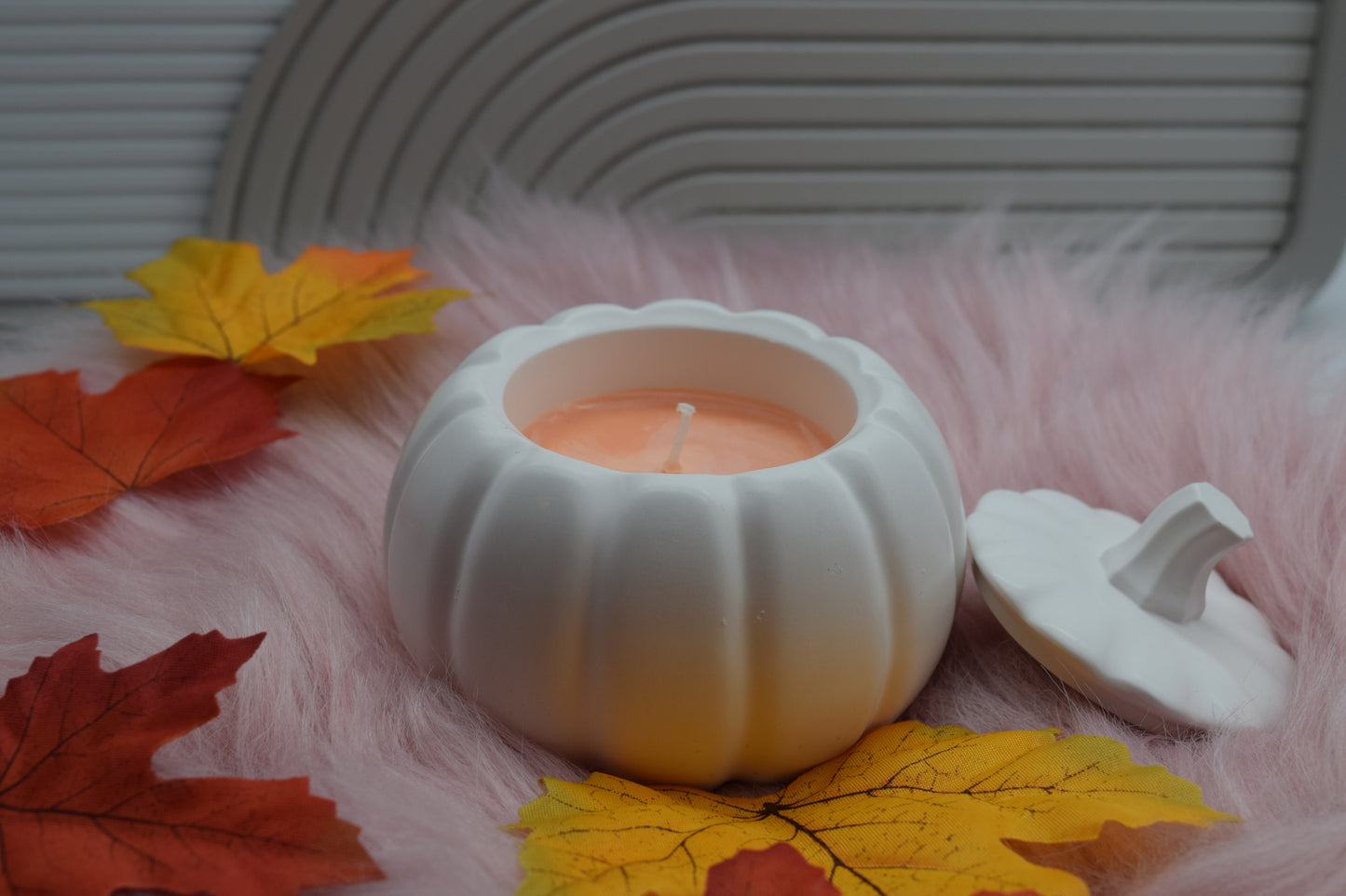 Kürbis-Kerze 🎃 Handgemachte Herbst- & Halloween-Kerze im Kürbisgefäß mit Deckel