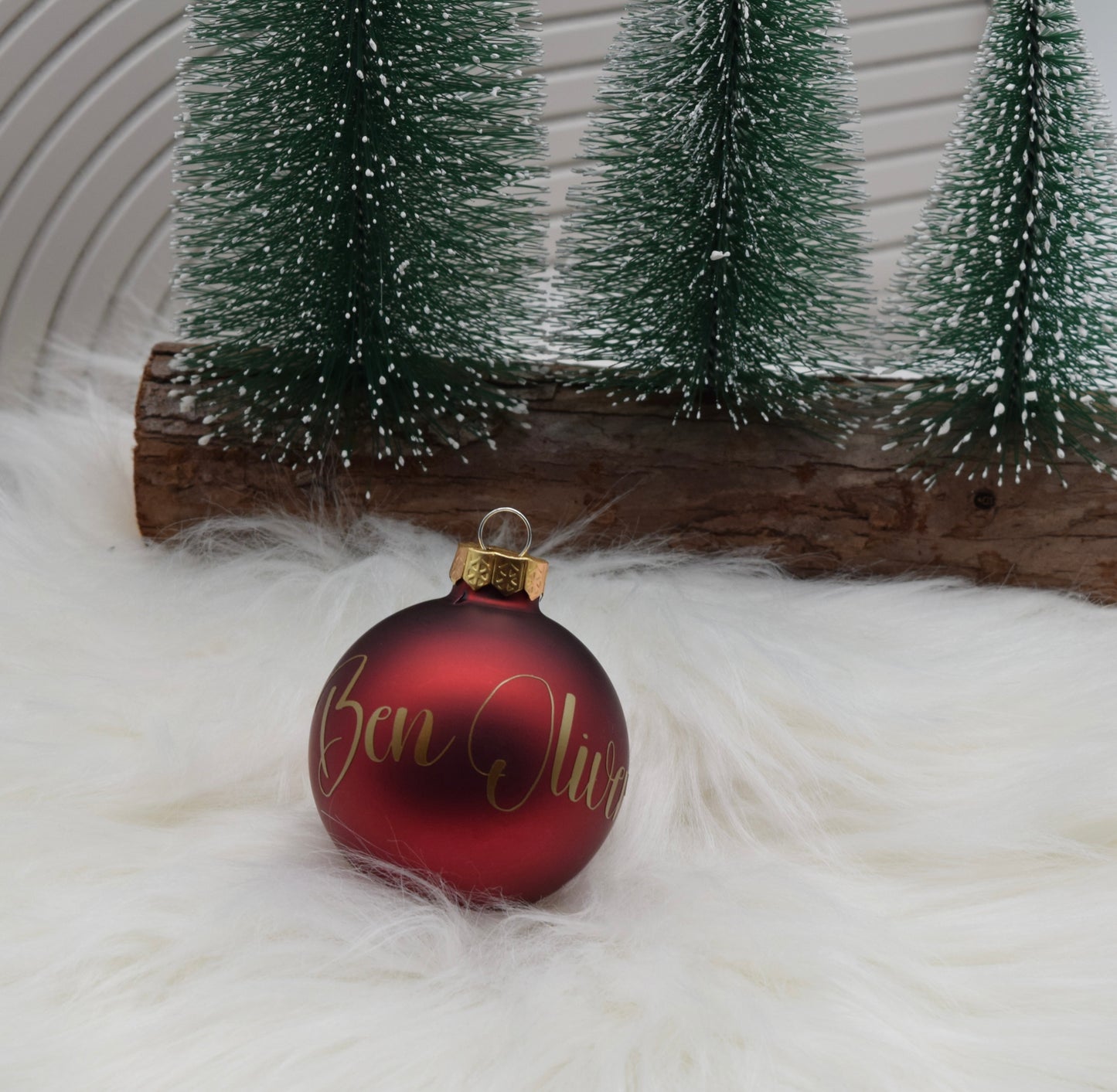 Personalisierte Weihnachtskugel mit Namen – Rot matt, Glas mit Goldschrift - 8 cm