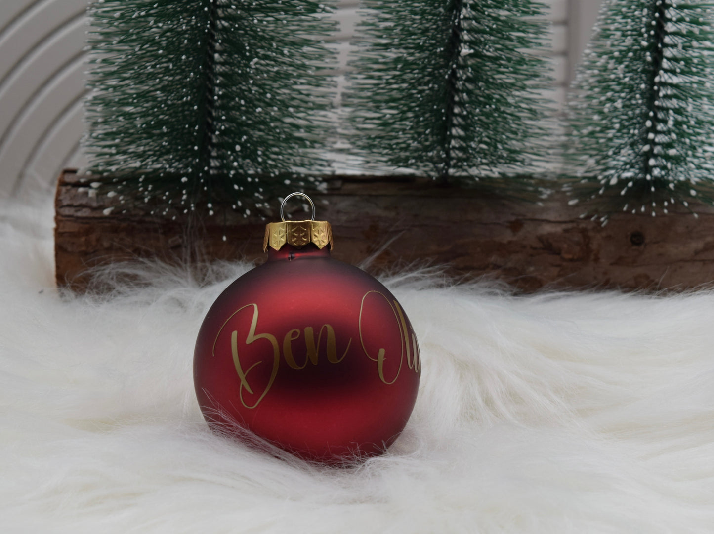 Personalisierte Weihnachtskugel mit Namen – Rot matt, Glas mit Goldschrift - 8 cm