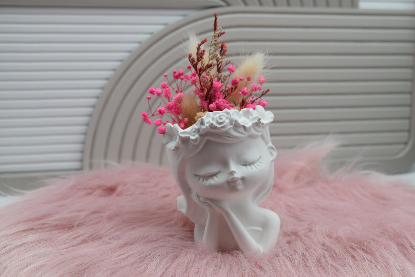 Vase „Träumendes Mädchen“ mit Trockenblumen – Skandi Deko Figur & Geschenkidee