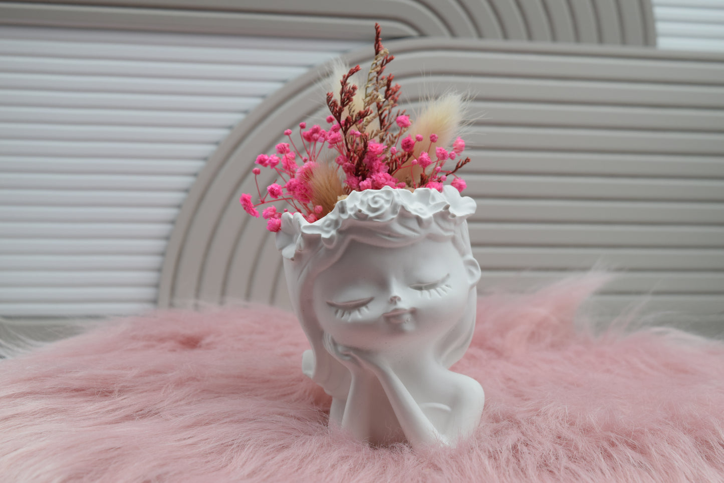 Vase „Träumendes Mädchen“ mit Trockenblumen – Skandi Deko Figur & Geschenkidee