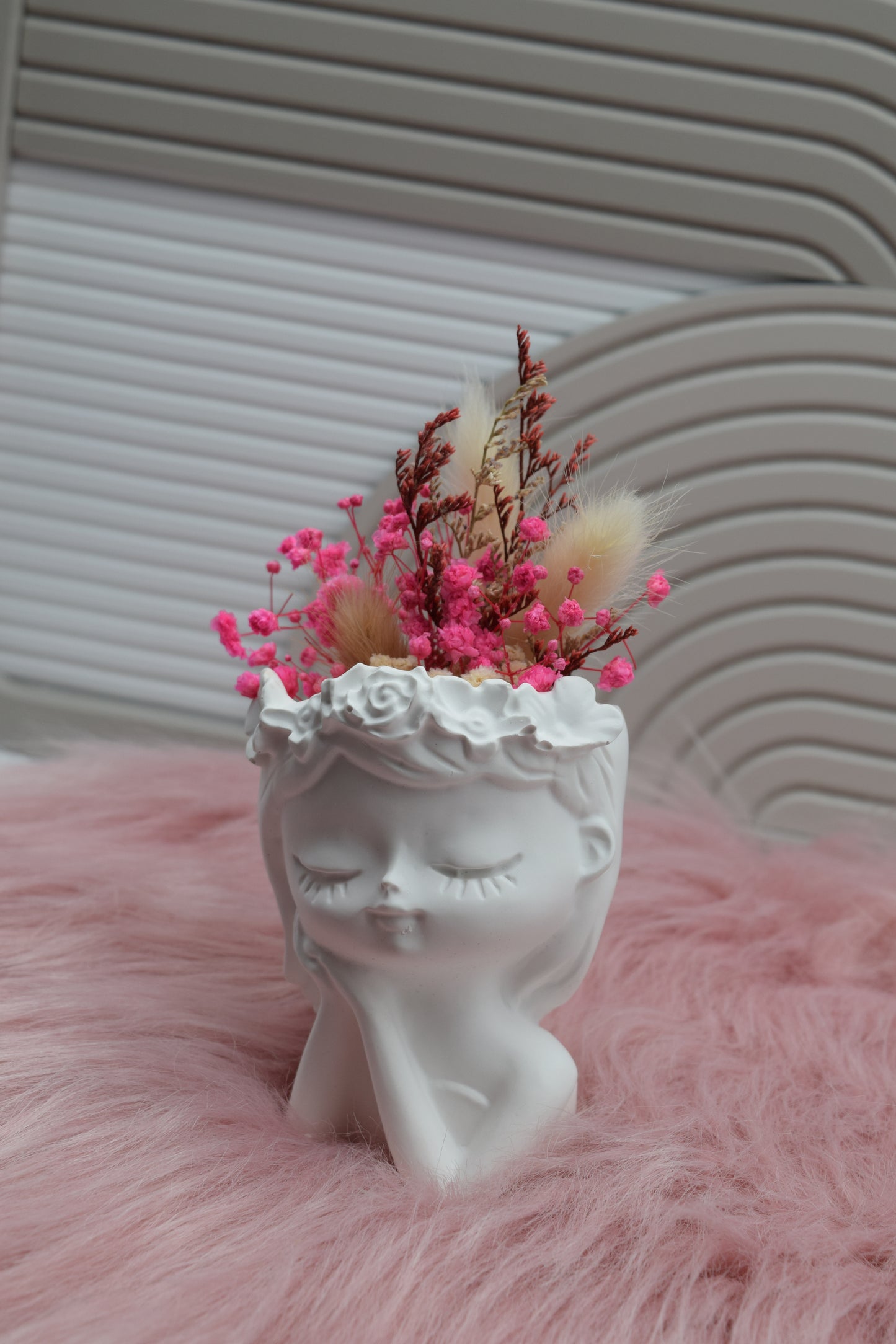 Vase „Träumendes Mädchen“ mit Trockenblumen – Skandi Deko Figur & Geschenkidee