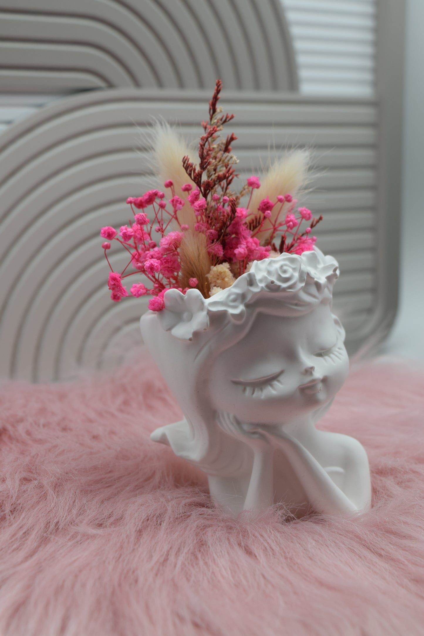 Vase „Träumendes Mädchen“ mit Trockenblumen – Skandi Deko Figur & Geschenkidee