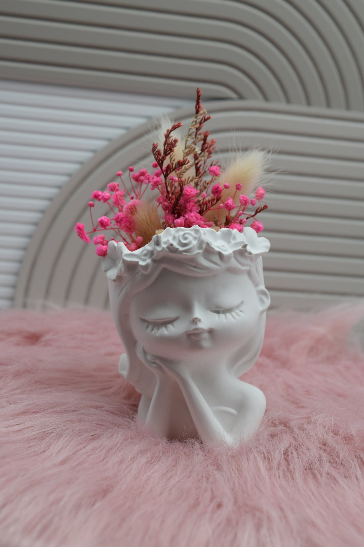 Vase „Träumendes Mädchen“ mit Trockenblumen – Skandi Deko Figur & Geschenkidee