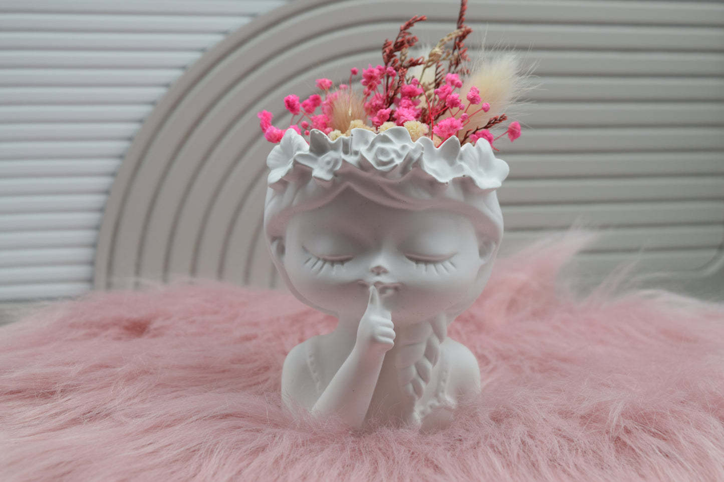 Vase „Pssst-Mädchen“ mit Trockenblumen – romantische Deko Figur & Geschenkidee