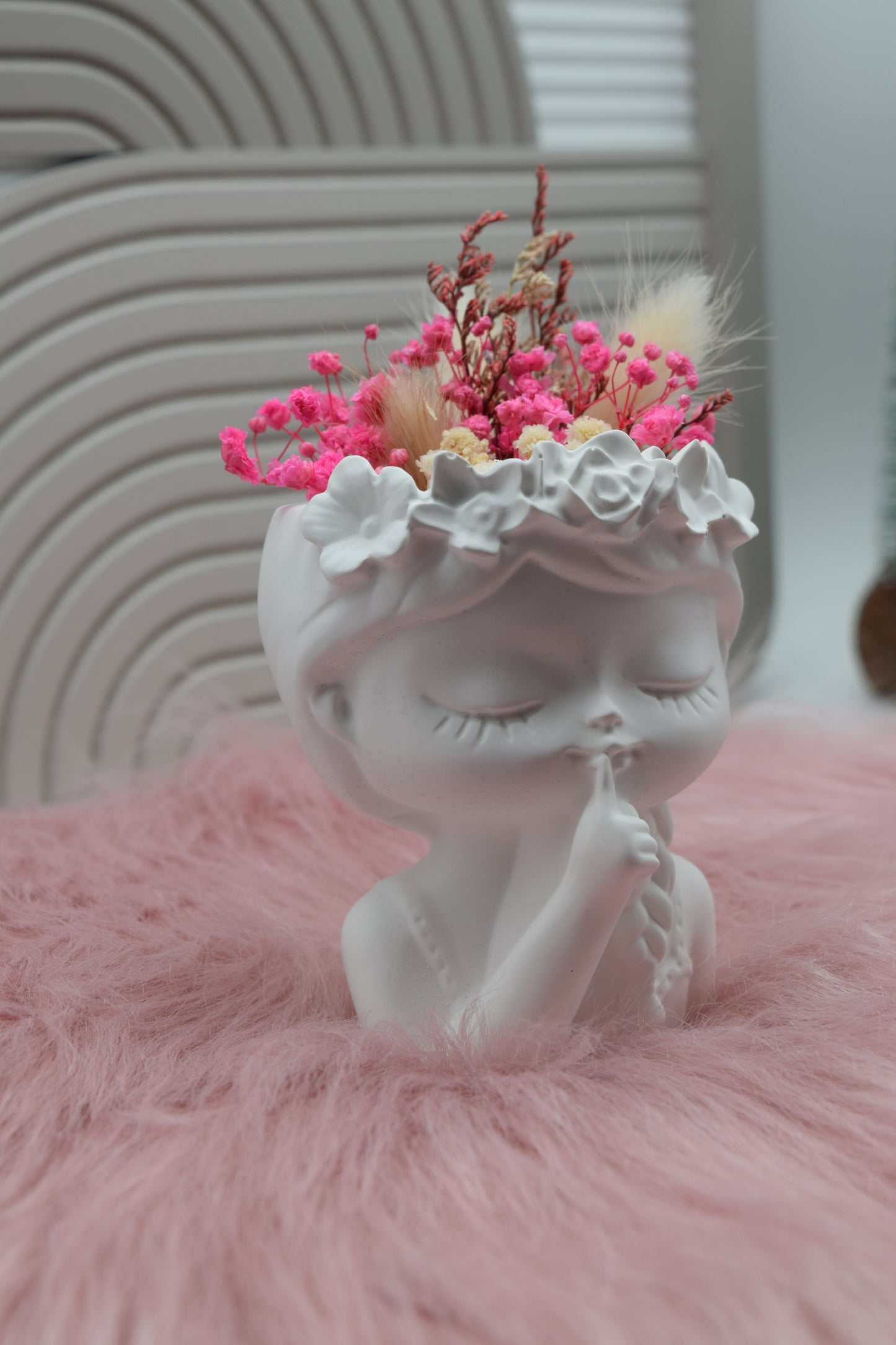 Vase „Pssst-Mädchen“ mit Trockenblumen – romantische Deko Figur & Geschenkidee