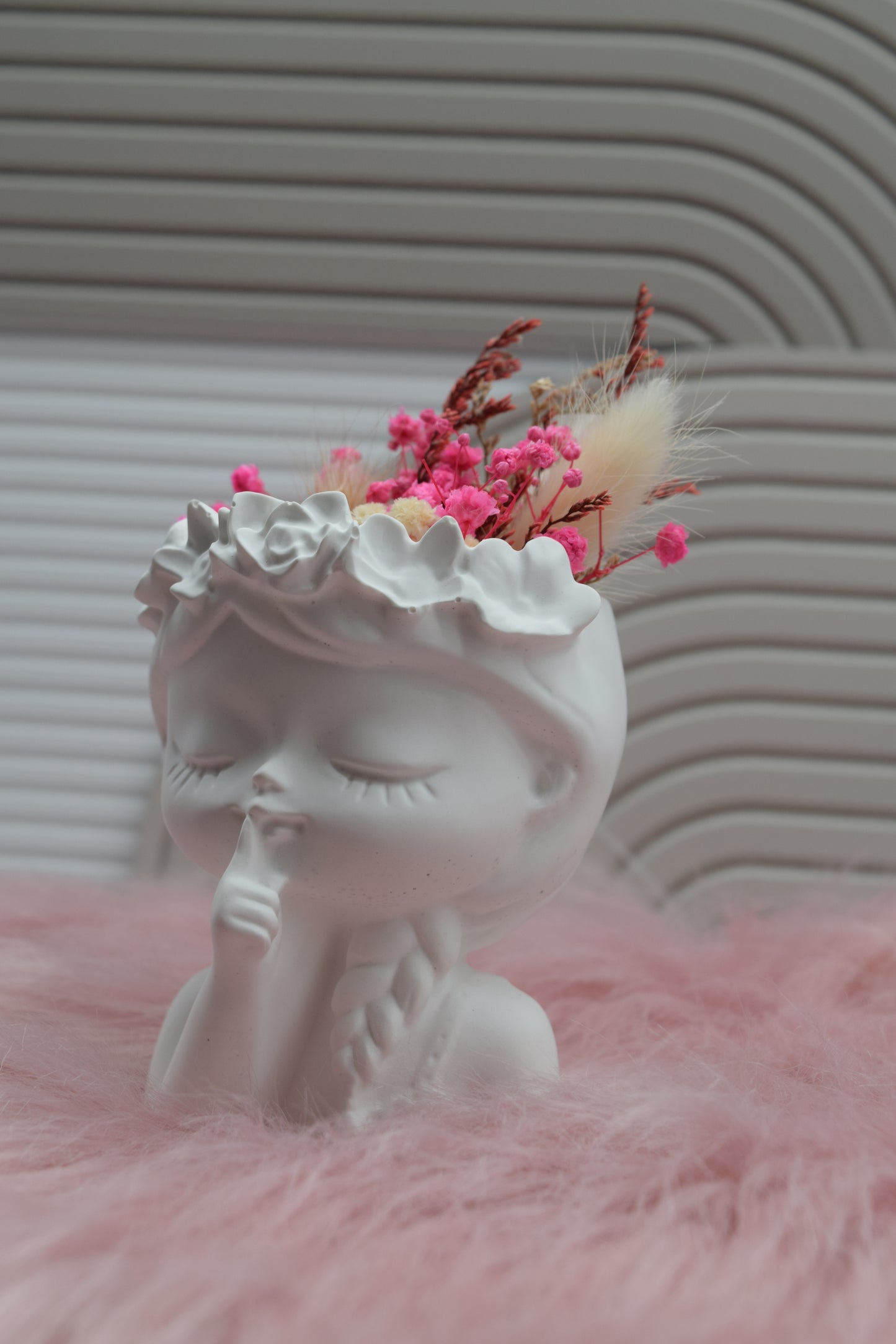 Vase „Pssst-Mädchen“ mit Trockenblumen – romantische Deko Figur & Geschenkidee