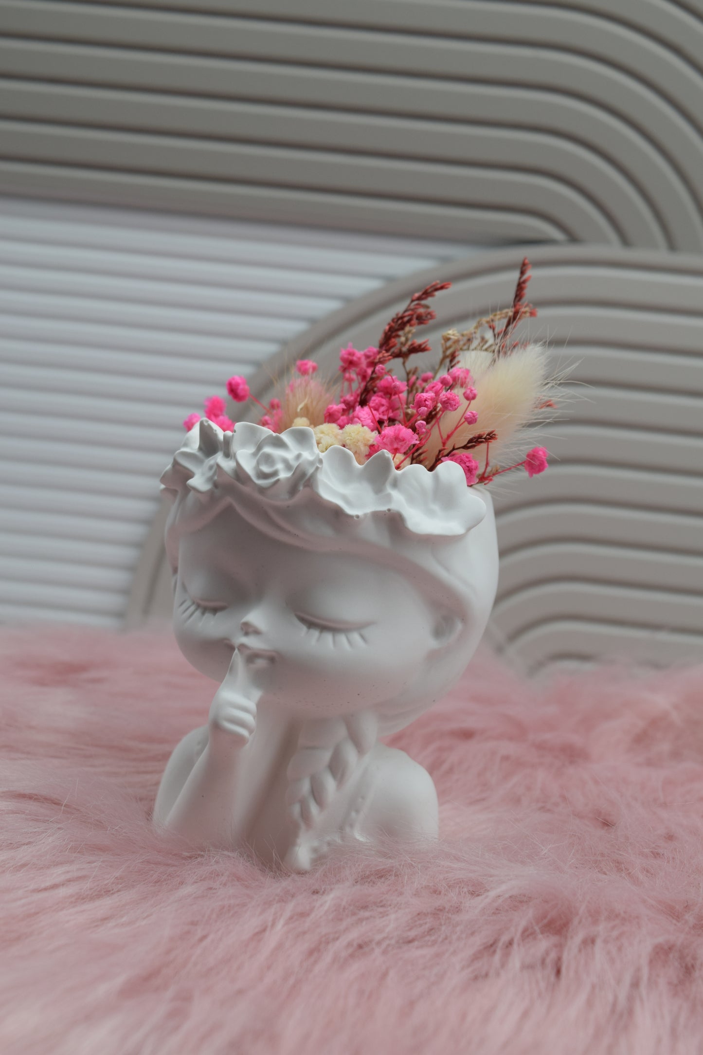 Vase „Pssst-Mädchen“ mit Trockenblumen – romantische Deko Figur & Geschenkidee