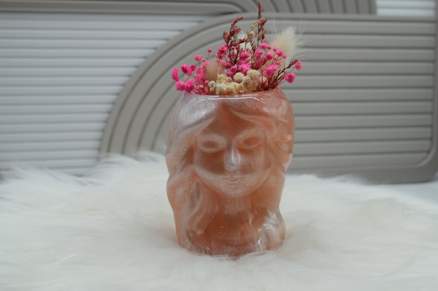 Mädchenkopf Vase aus Epoxidharz mit Trockenblumen – Handgemachte Dekofigur & Geschenkidee