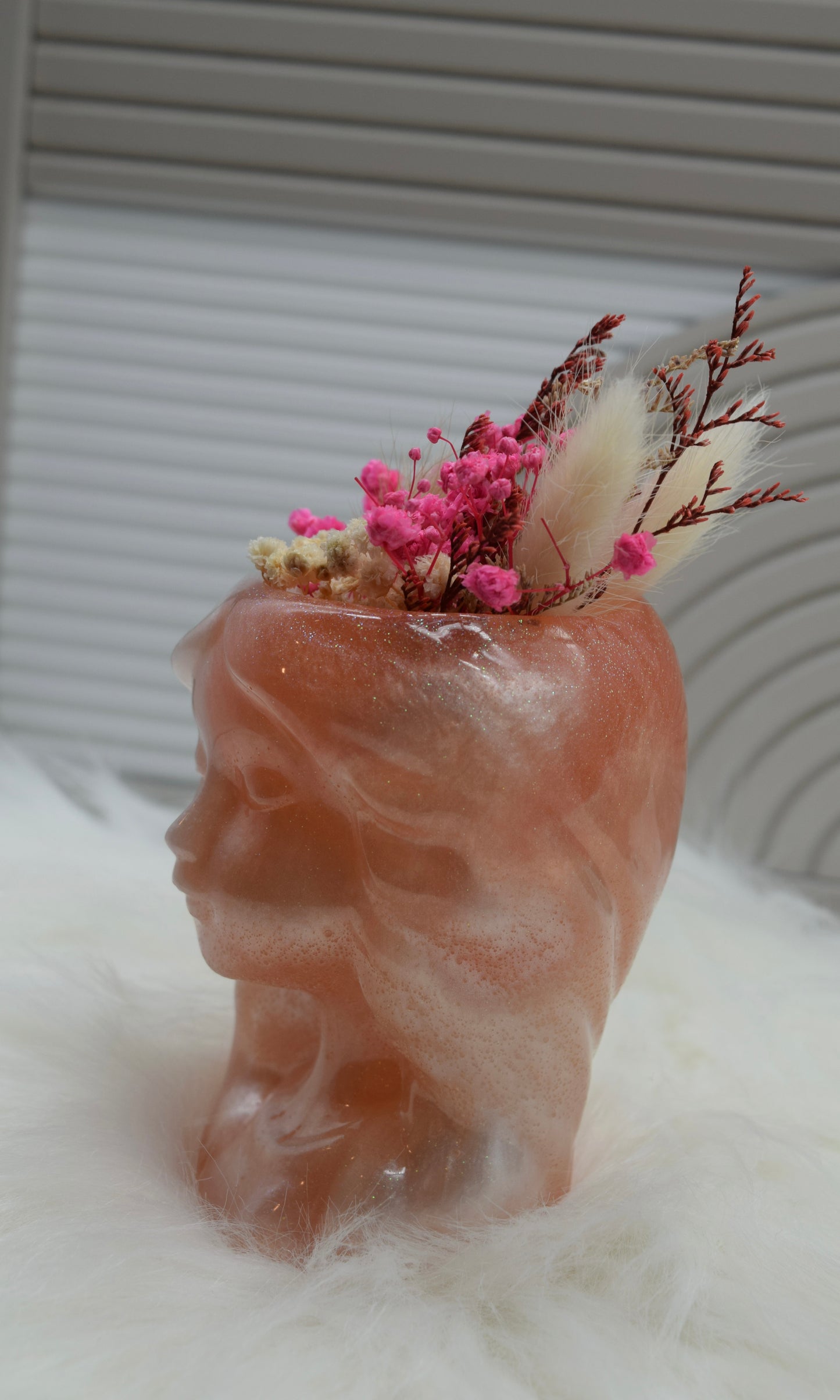 Mädchenkopf Vase aus Epoxidharz mit Trockenblumen – Handgemachte Dekofigur & Geschenkidee