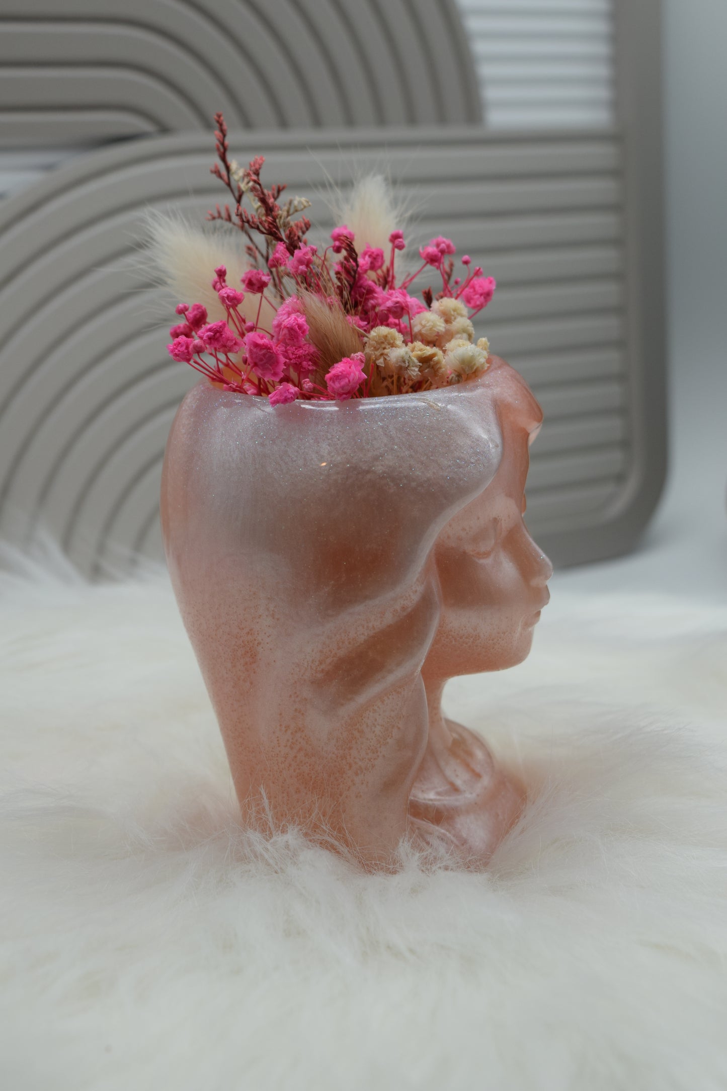 Mädchenkopf Vase aus Epoxidharz mit Trockenblumen – Handgemachte Dekofigur & Geschenkidee