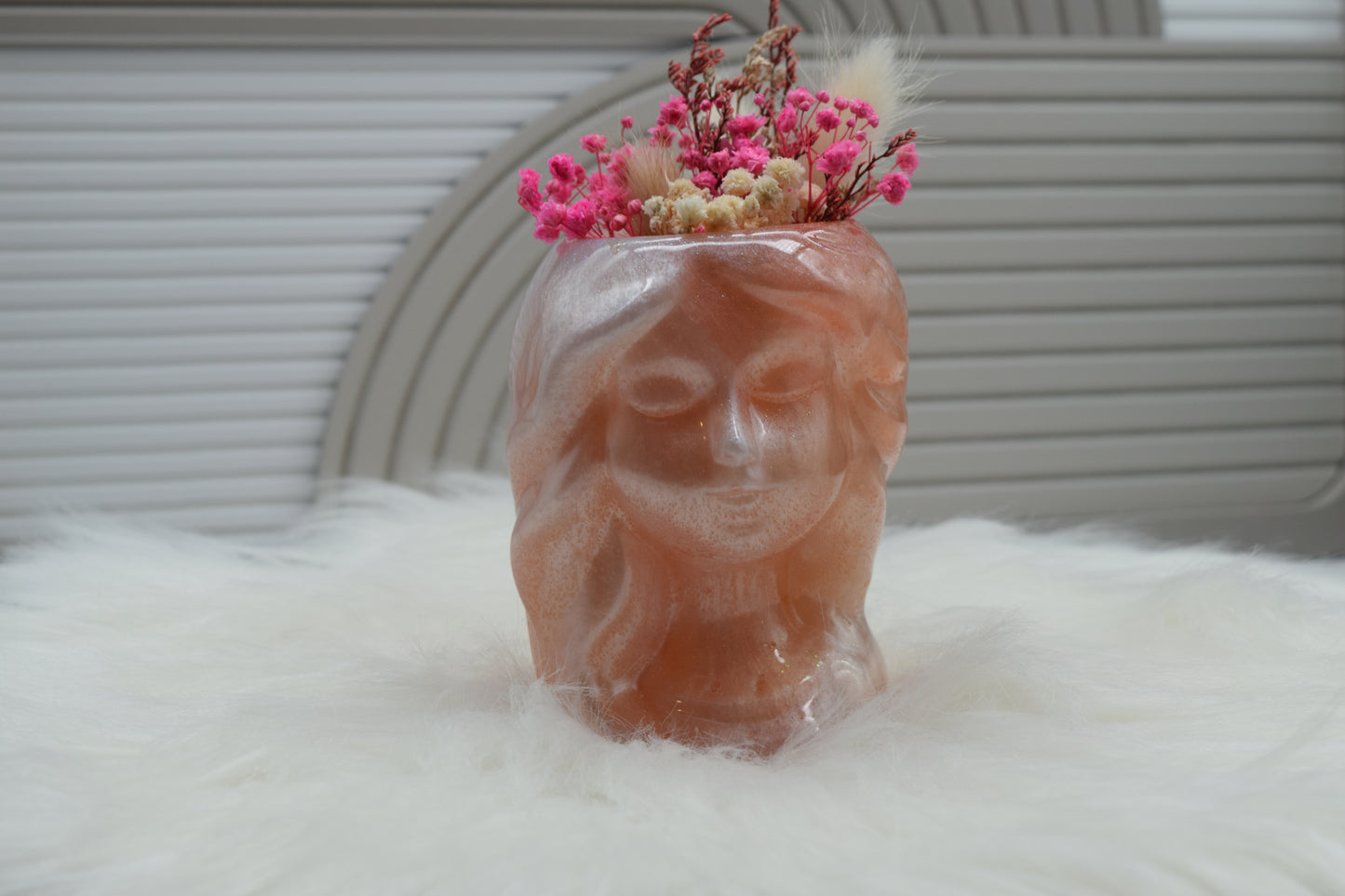 Mädchenkopf Vase aus Epoxidharz mit Trockenblumen – Handgemachte Dekofigur & Geschenkidee