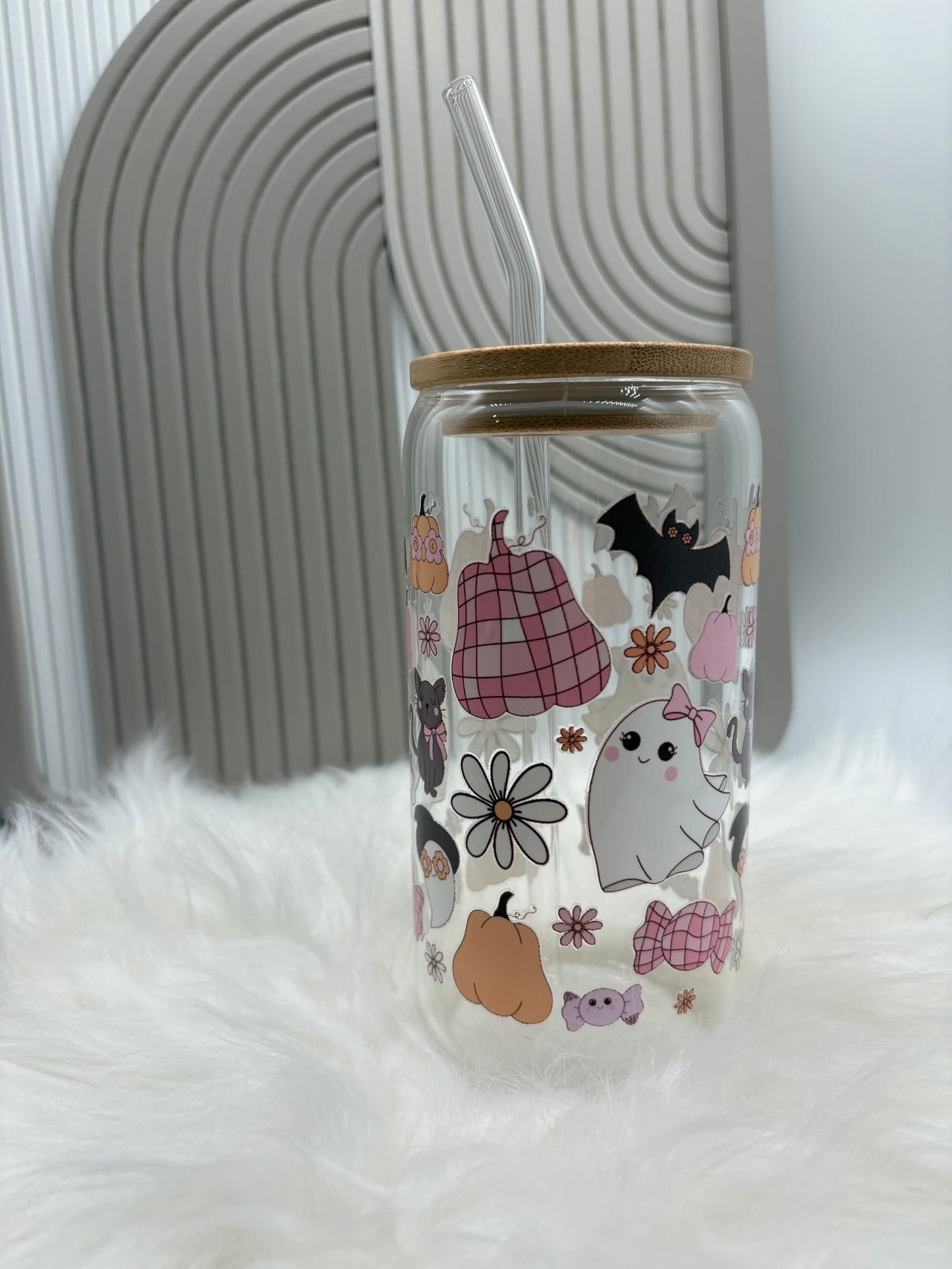 Halloween Trinkglas mit Deckel & Strohhalm – Süßes Geister- & Kürbis-Design