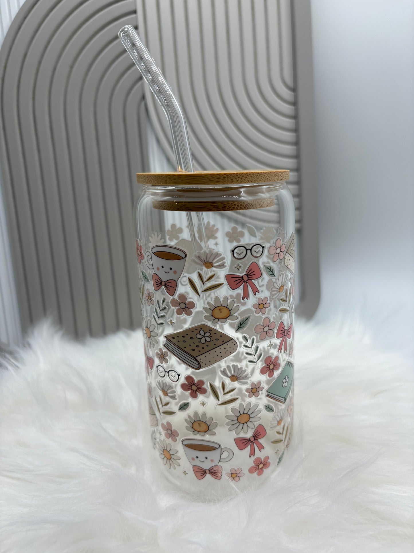 Cozy Trinkglas mit Deckel & Strohhalm – Bücher, Kaffee & Blumen Design