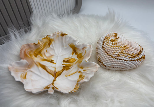 Handmade Deko-Set – Blattschale & Herz aus Gießpulver mit hellbraunen Akzenten
