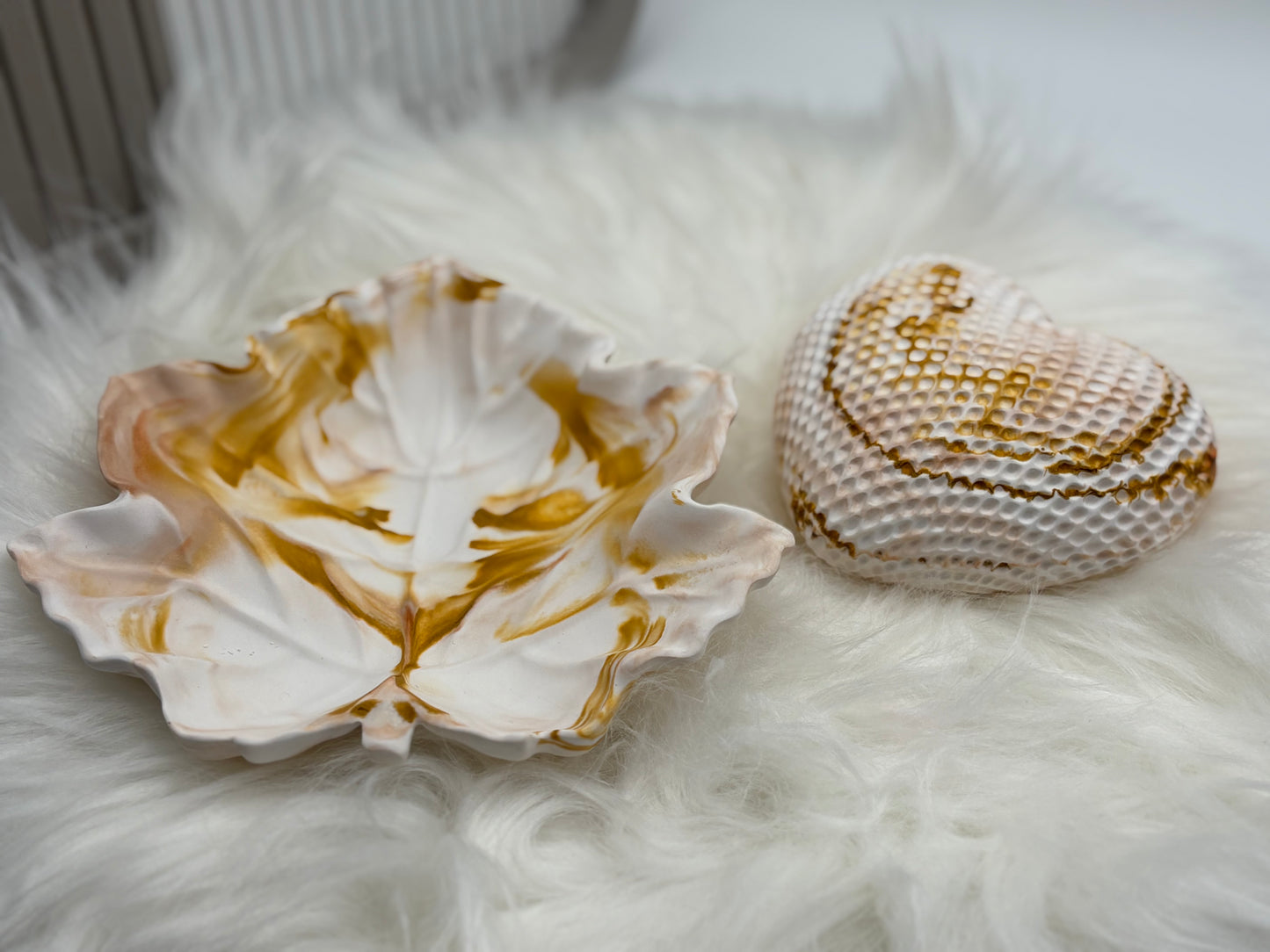 Handmade Deko-Set – Blattschale & Herz aus Gießpulver mit hellbraunen Akzenten