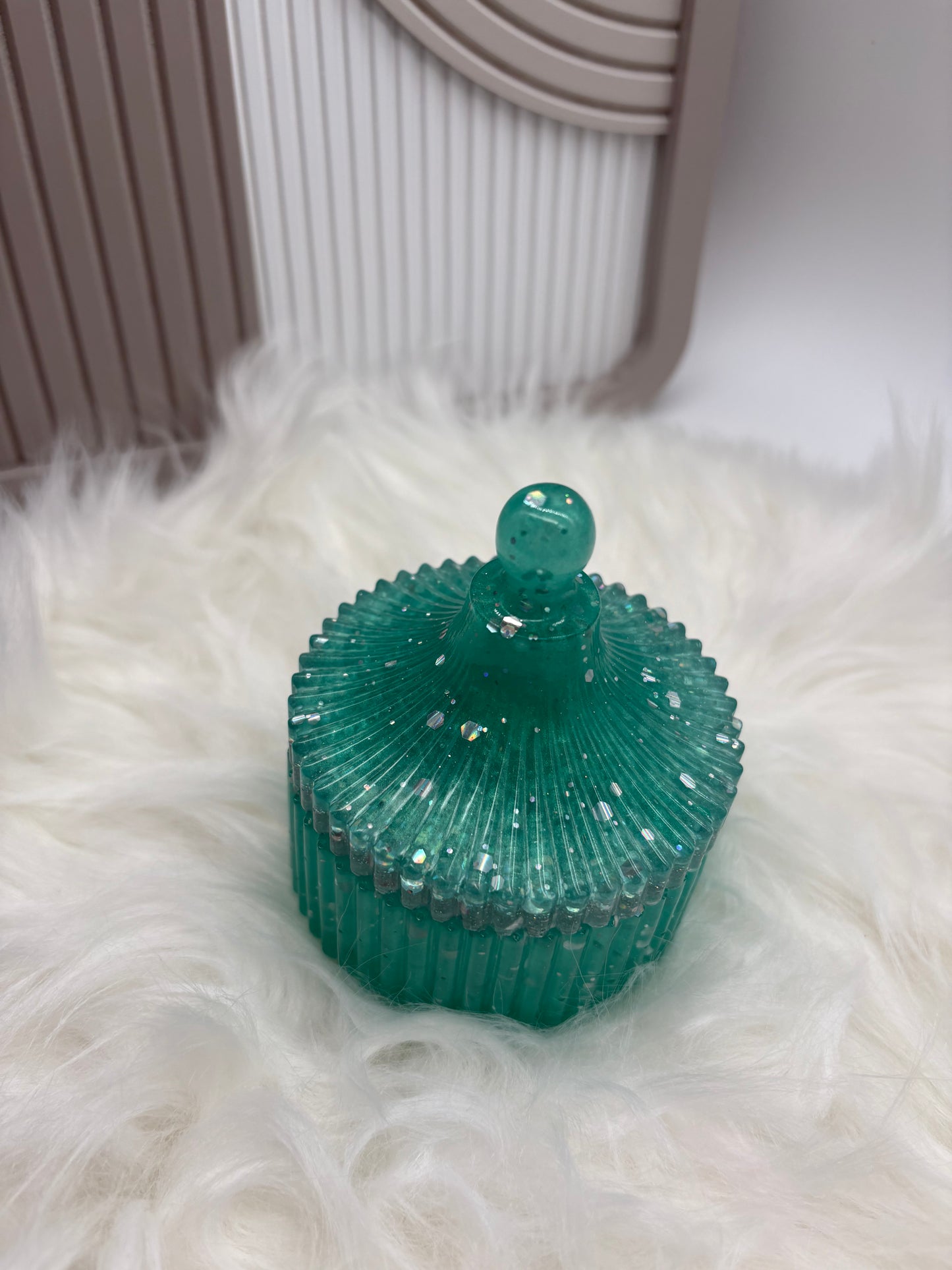 Dose mit Deckel aus Resin – Handgemachte Schmuckdose in Smaragdgrün mit Glitzer