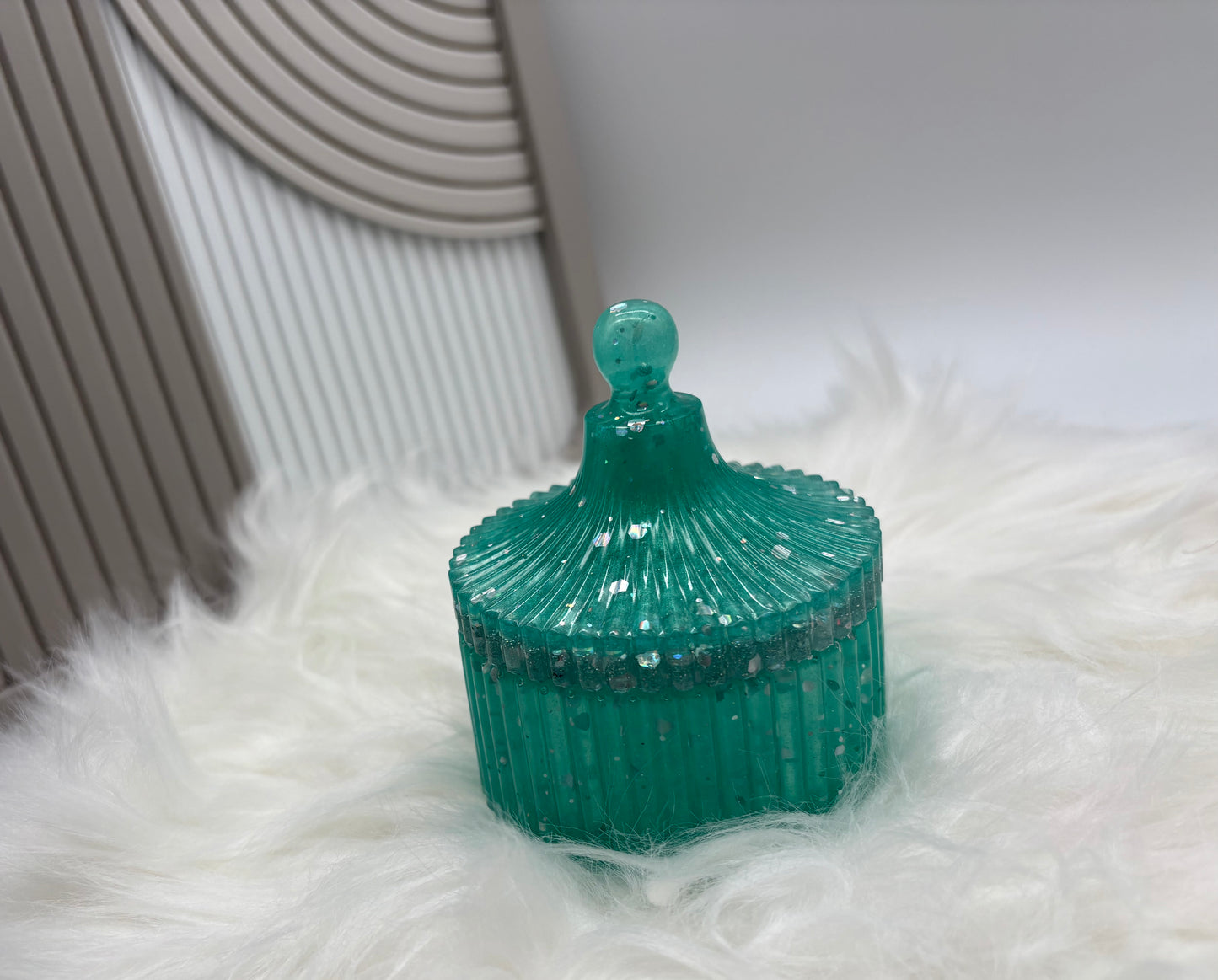 Dose mit Deckel aus Resin – Handgemachte Schmuckdose in Smaragdgrün mit Glitzer