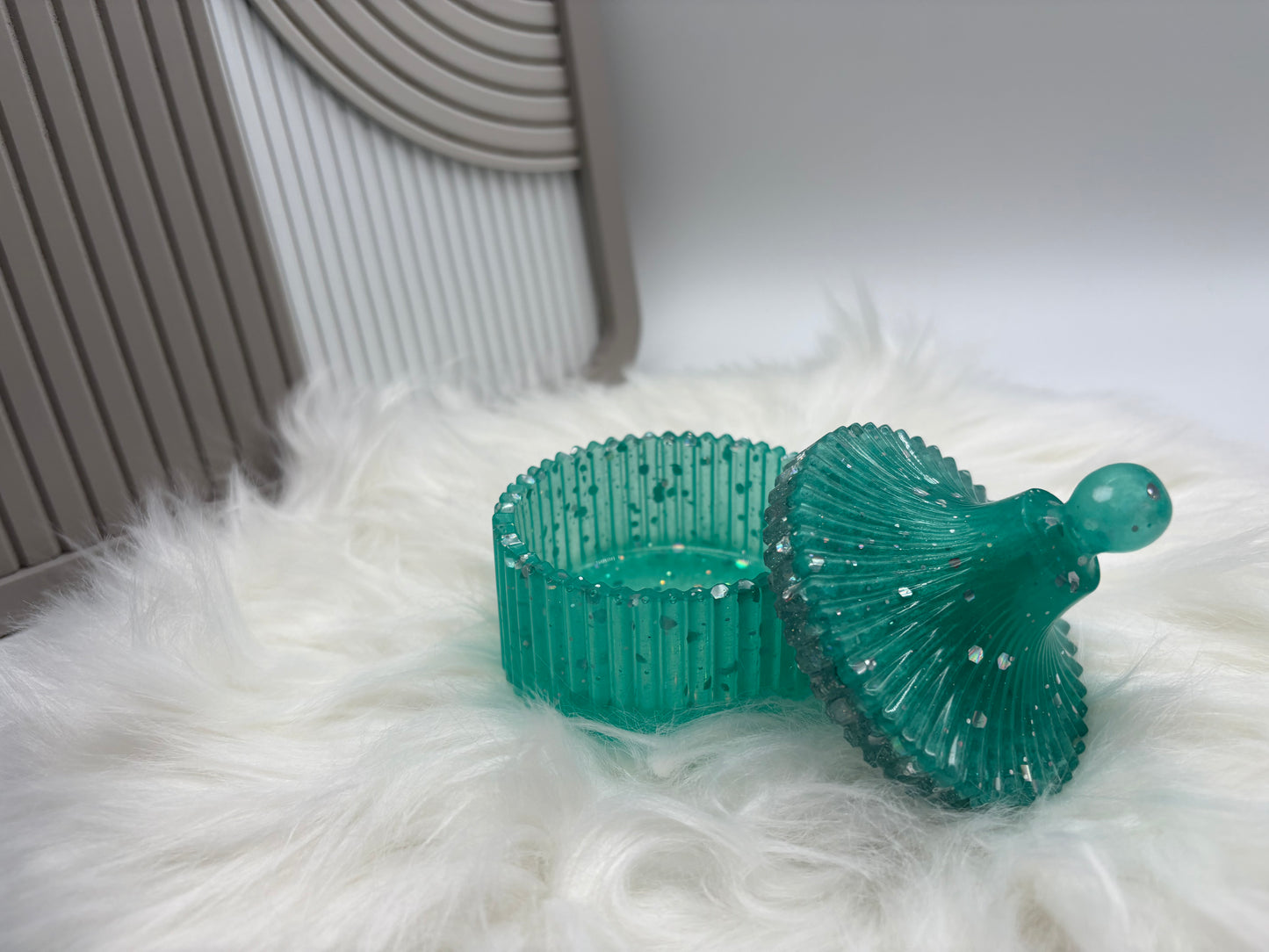 Dose mit Deckel aus Resin – Handgemachte Schmuckdose in Smaragdgrün mit Glitzer