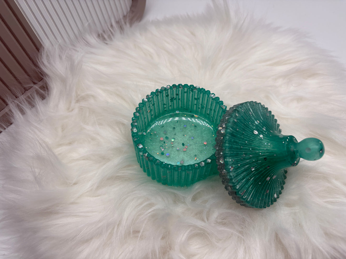 Dose mit Deckel aus Resin – Handgemachte Schmuckdose in Smaragdgrün mit Glitzer