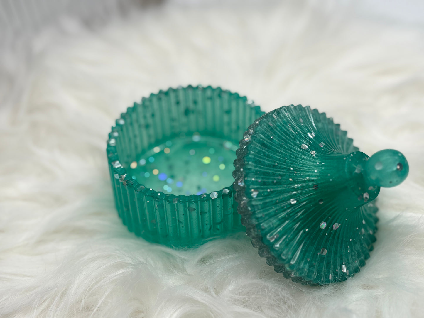 Dose mit Deckel aus Resin – Handgemachte Schmuckdose in Smaragdgrün mit Glitzer