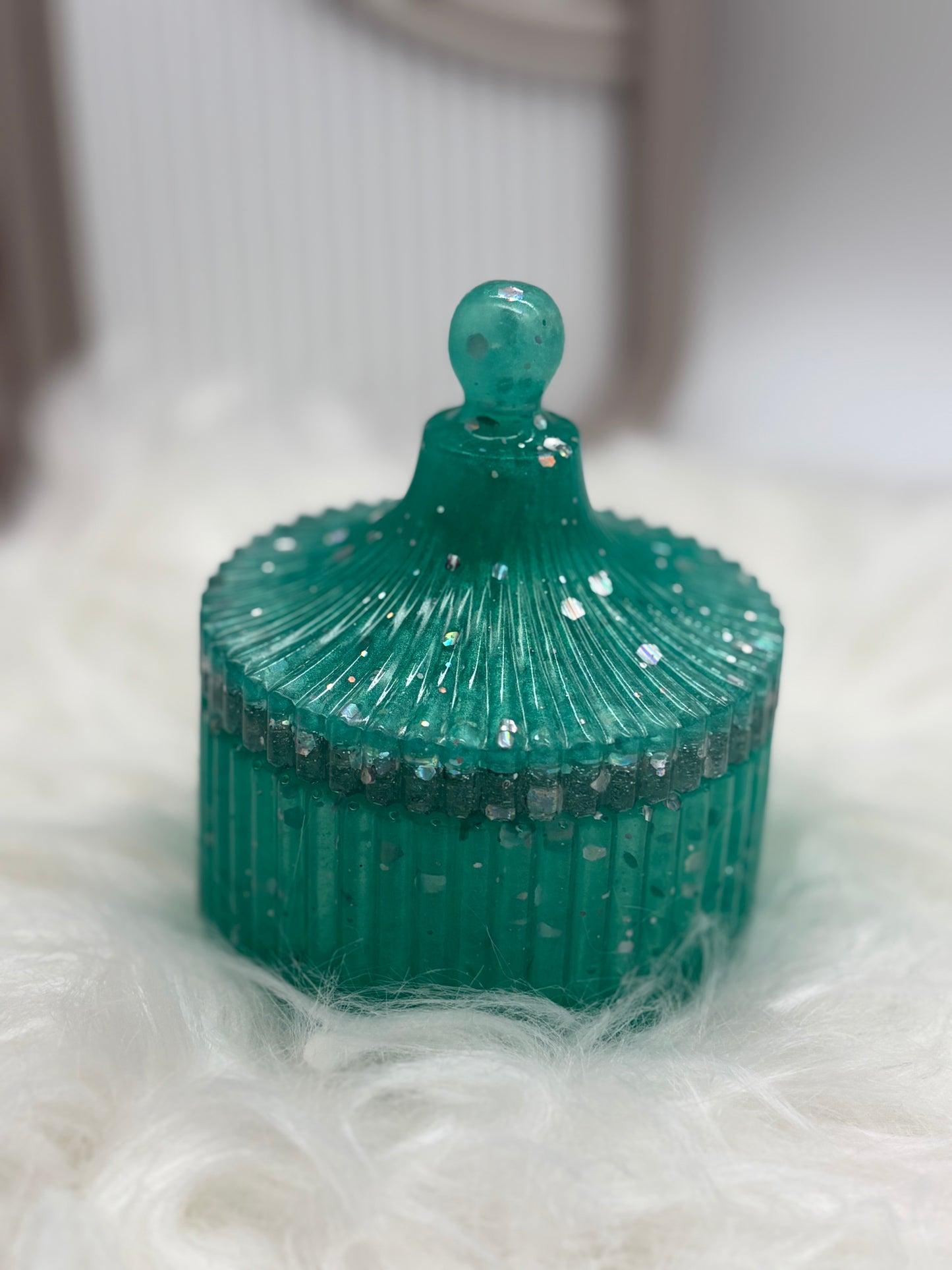 Dose mit Deckel aus Resin – Handgemachte Schmuckdose in Smaragdgrün mit Glitzer