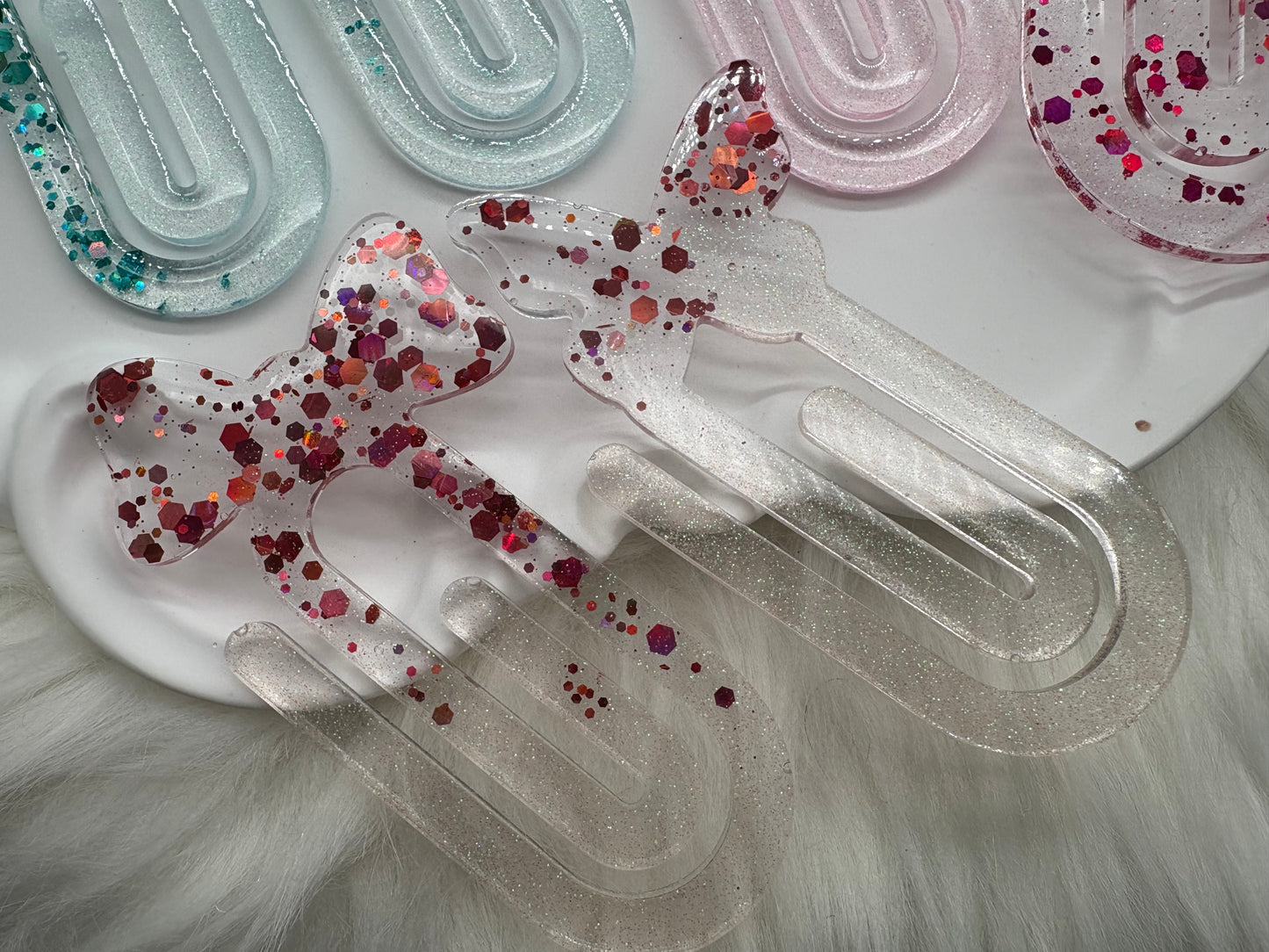 Lesezeichen Büroklammer aus Resin - Handmade Glitzer Bookmark – Geschenkidee für Bücher & Journaling