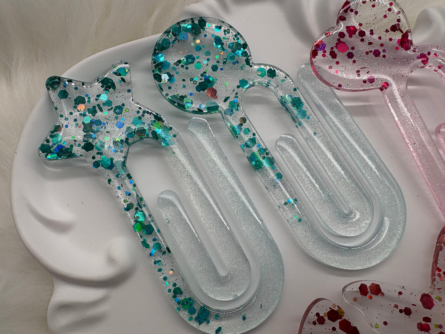 Lesezeichen Büroklammer aus Resin - Handmade Glitzer Bookmark – Geschenkidee für Bücher & Journaling