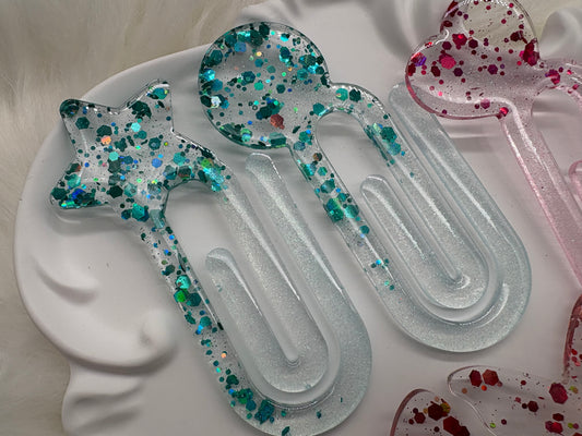 Lesezeichen Büroklammer aus Resin - Handmade Glitzer Bookmark – Geschenkidee für Bücher & Journaling