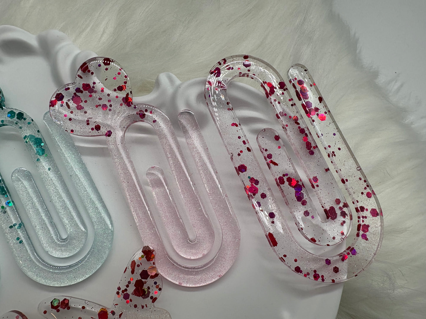 Lesezeichen Büroklammer aus Resin - Handmade Glitzer Bookmark – Geschenkidee für Bücher & Journaling