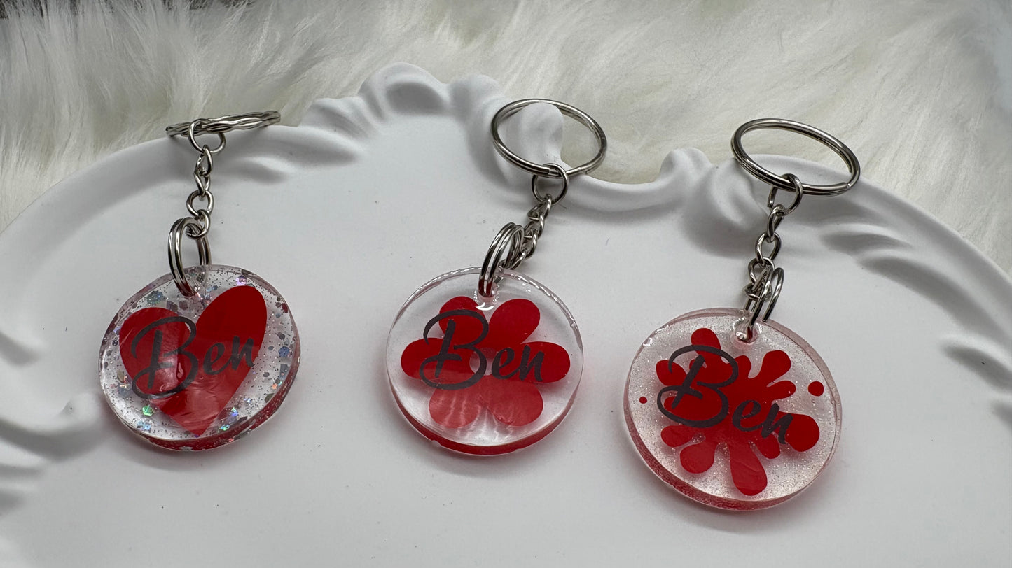 Personalisierter Schlüsselanhänger aus Resin – mit Wunschname & Design (Herz, Blume, Farbklecks)